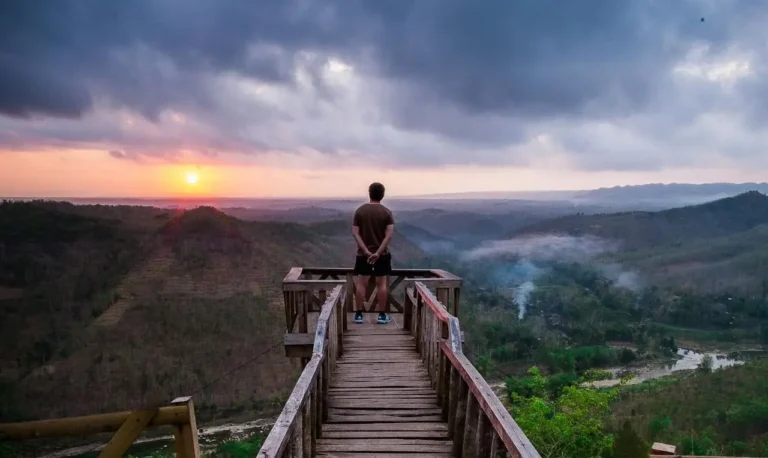 36 Best Budget-Friendly Travel Tips