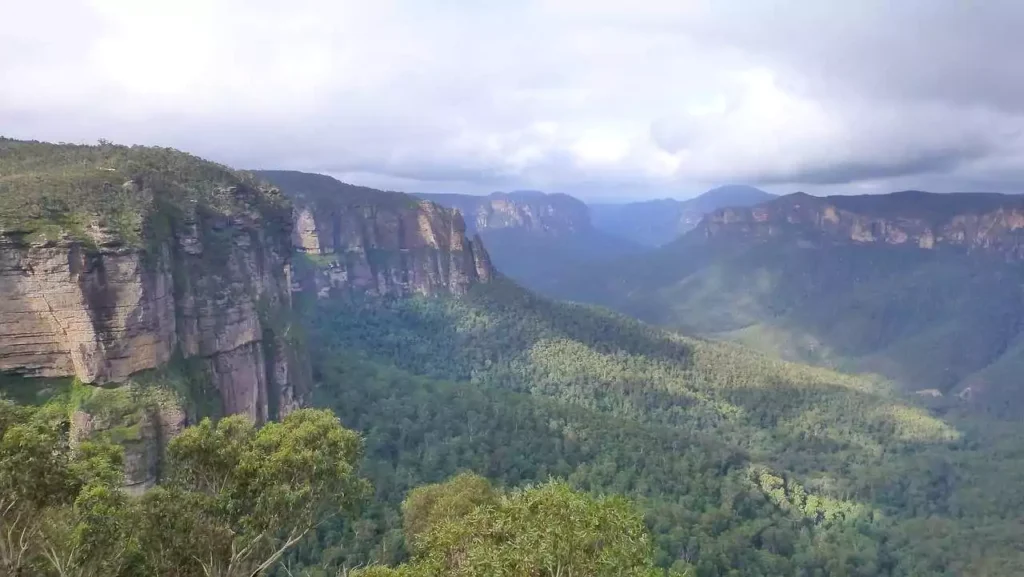 Sunrise over the Three Sisters – a peaceful start to your Blue Mountains escape.
